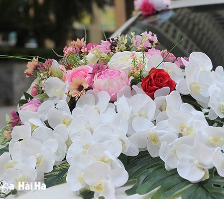 Trang trí xe cưới bằng hoa lụa mẫu đơn hồ điệp trắng mã XHG-054 đẹp (4)