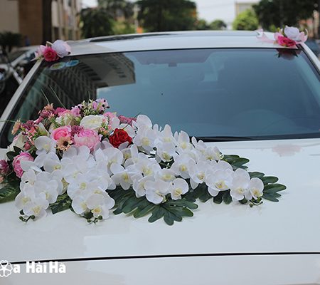 Trang trí xe cưới bằng hoa lụa mẫu đơn hồ điệp trắng mã XHG-054 đẹp (5)
