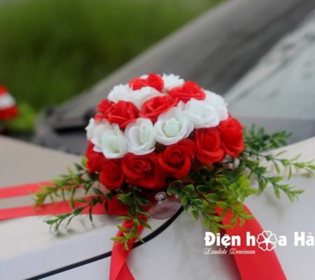 Trang trí xe hoa bằng hoa giả trái tim tường vi kèm gấu XHG-069 rẻ đẹp (3)