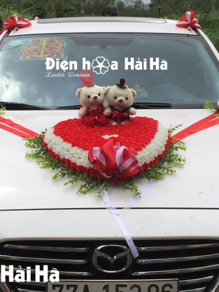 Trang trí xe hoa bằng hoa giả trái tim tường vi kèm gấu XHG-069 rẻ đẹp (7)