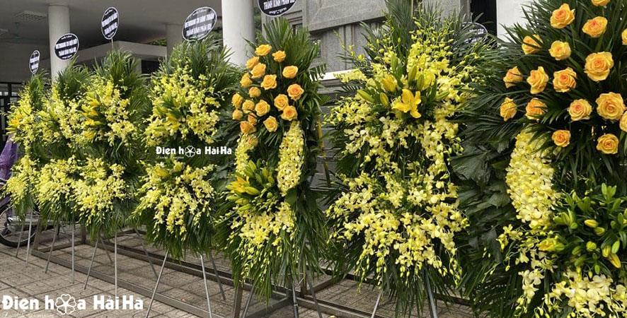 Vòng hoa tại nhà tang lễ 354