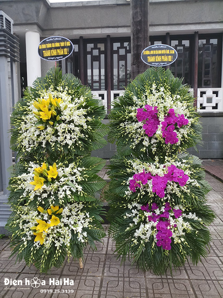 Chụp ảnh vòng hoa tại số 5 Trần Thánh Tông trước khi gửi điện hoa