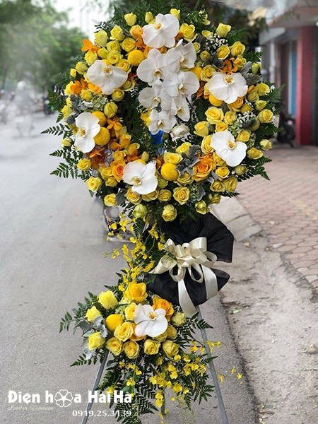 Hoa đám tang hiện đại tông vàng thành kính - Ánh Dương giao hoa nhanh