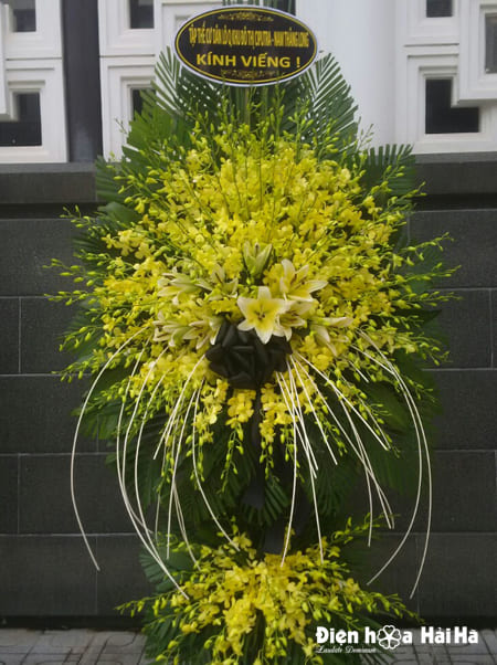 Mẫu 9:(#HV-021VN) Đặt vòng hoa tang lễ tại số 5 Trần Thánh Tông lan vàng 2 tầng. Giá 2.300.000 vnd. Liên hệ: 0983698184 – 0919253139  (Zalo & Viber)