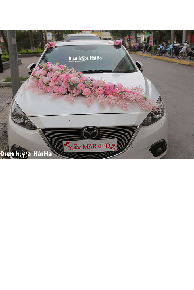 Trang trí xe cưới bằng hoa lụa thống trị mùa cưới 2024