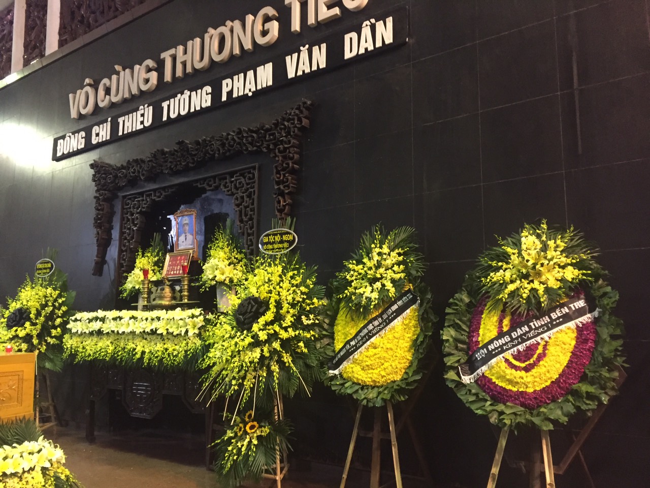 Vòng hoa tang lễ tại quận Nam Từ Liêm