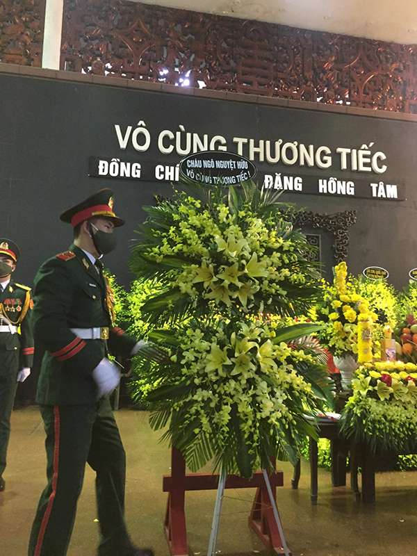 Vòng hoa được chụp lúc gửi viếng trong sảnh viếng
