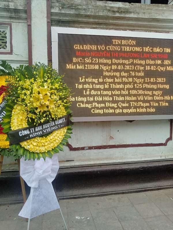 Vòng hoa chụp cùng cáo phó đám tang