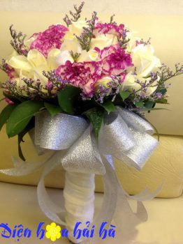 Hoa cưới bằng hồng trắng và cẩm chướng