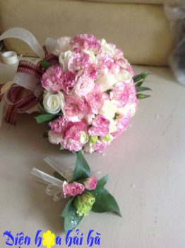 Hoa cưới bằng hoa cát tường và hồng trắng
