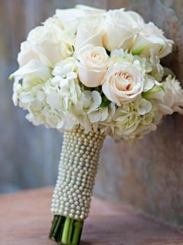 Bó hoa cầm tay cô dâu giá rẻ hoa hồng trắng
