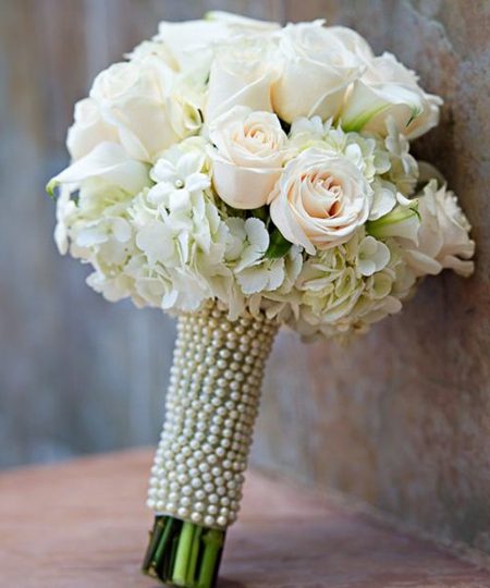 Bó hoa cầm tay cô dâu giá rẻ hoa hồng trắng