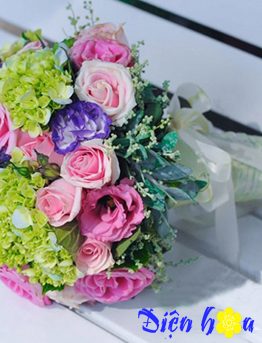 Bó hoa cưới bằng hoa hồng phấn