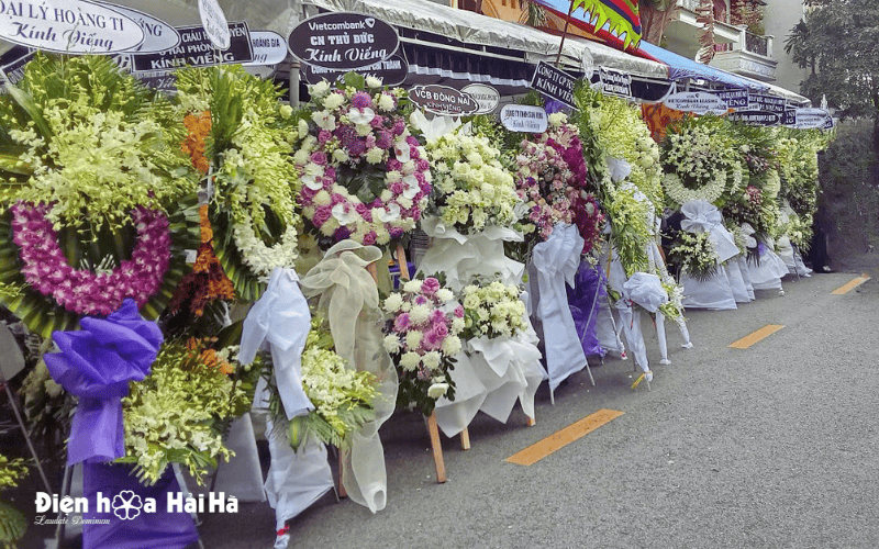 Dàn hoa đám tang màu tím trắng phổ biến