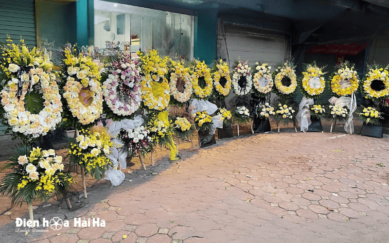 Mẫu hoa chia buồn màu vàng - trắng hiện đại