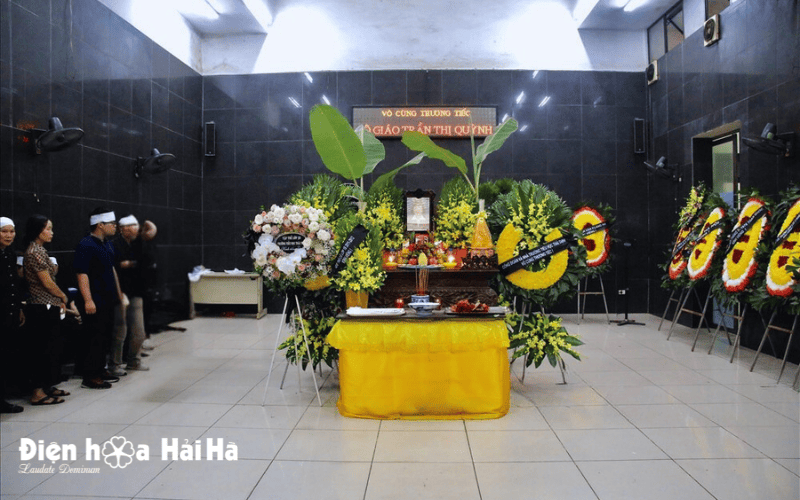 Vòng hoa nhà tang lễ Đống Đa