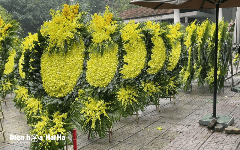 Vòng hoa tang lễ lan vàng kiểu truyền thống trang trọng