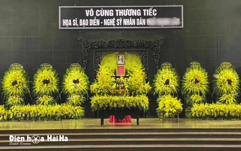 Vòng hoa tang lễ lan vàng được dùng phổ biến trong các đám tang tại Hà Nội