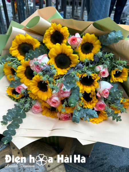 Bó hoa tặng hội nghị - Quý Trọng