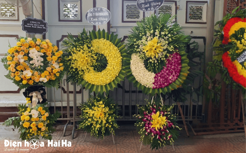 Dàn hoa chia buồn tại 125 Phùng Hưng chờ gửi viếng