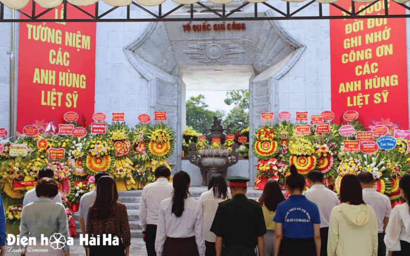 Đặt vòng hoa viếng nghĩa trang liệt sĩ ngày 27-7
