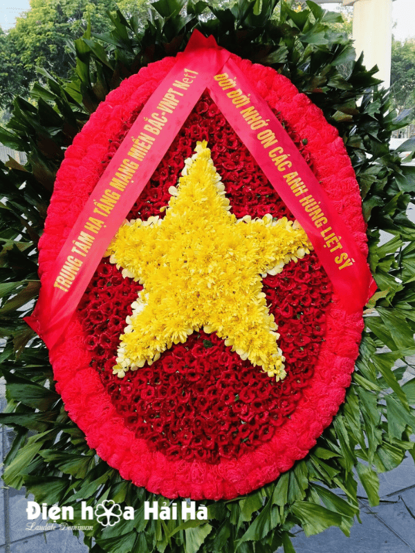 Mẫu 7.1: Vòng hoa viếng liệt sĩ cờ đỏ sao vàng 27-7. Giá 2,000,000 vnd. Vòng hoa này chỉ có tại Hà Nội.