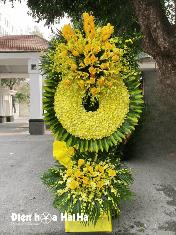 Vòng hoa nhà tang lễ Cầu Giấy hoa lan vàng rất sang trọng, thành kính