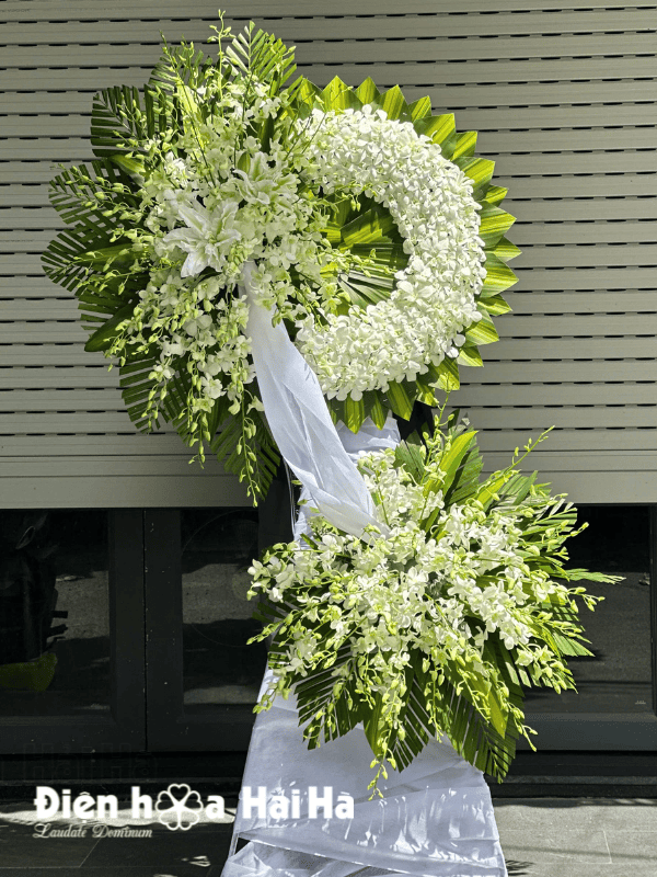 Mẫu vòng hoa lan trắng sang trọng thành kính tại Thủ Đức