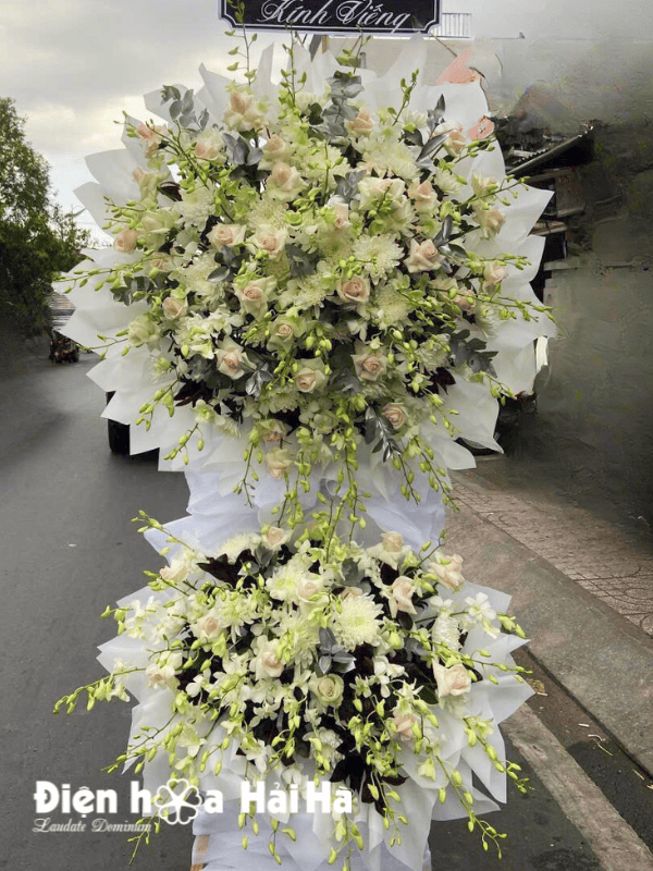 Vòng hoa viếng quận 4 hoa cúc hoa lan trắng